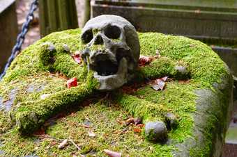 Memento mori: a tomb with vivid skull and bones